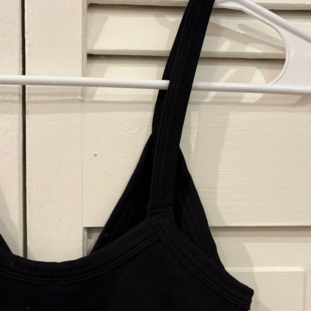 Black Deep V-Neck Cropped Top - Picture 10 of 11